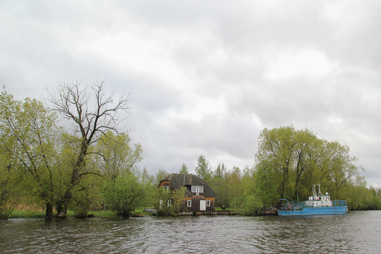 Fish researchers have a base camp by the Emajõgi River